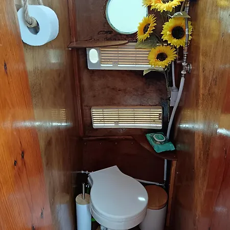 The Boat Hotel na wodzie