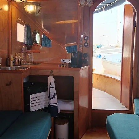 The Boat Hotel en barco *