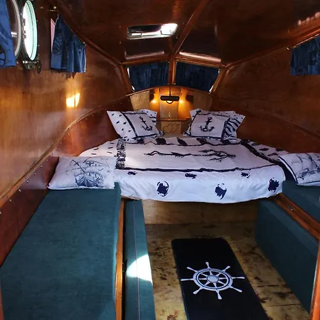 Úszó hotel The Boat Ovar