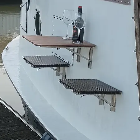 Πλωτό κατάλυμα The Boat *
