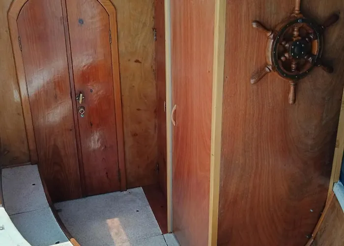 船上ホテル The Boat