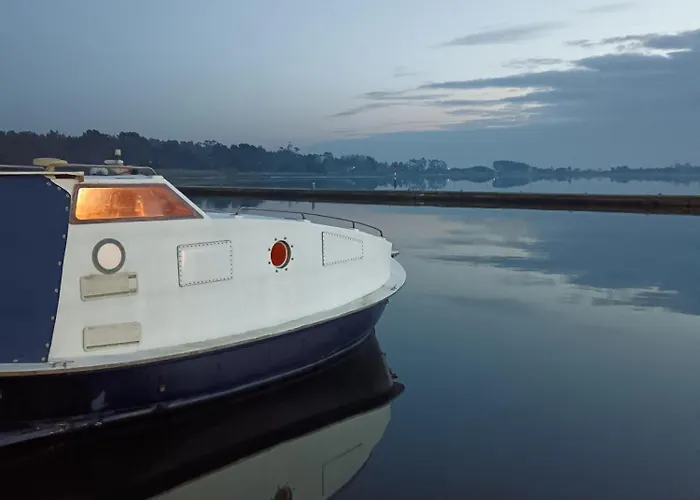 船屋 The Boat
